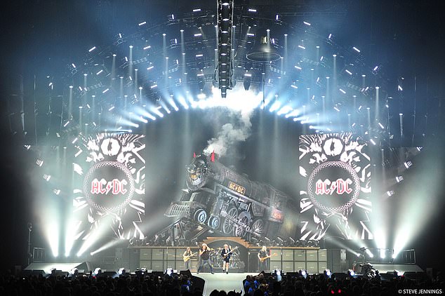 Рок-промоутер из Мельбурна, который в течение 30 лет отвечал за туры AC/DC, скончался в субботу утром из-за осложнений после операции.  (На фото: выступление AC/DC)