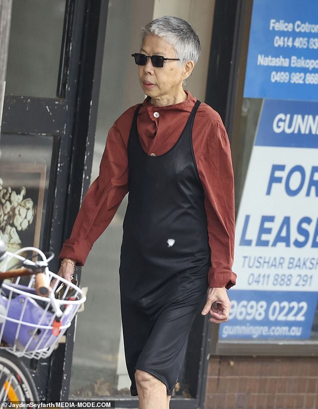 Всего на аукцион было выставлено 67 лотов, в том числе бомбер с шелковой вышивкой и принтом кролика от Undercover Jun Takahashi стоимостью от 2000 до 2500 долларов.