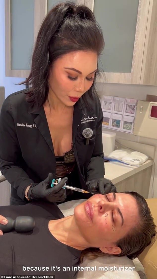 SkinVive — это «гель модифицированной гиалуроновой кислоты, который вводится в виде внутрикожных микрокапель под поверхность кожи, увеличивая гидратацию и улучшая гладкость щек».