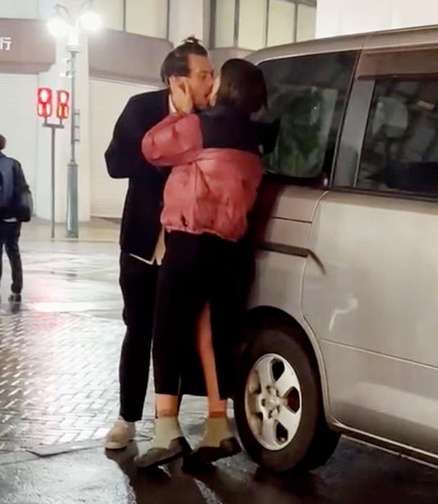 Еще в марте ее видели страстно целующей Гарри Стайлса на улицах Токио.