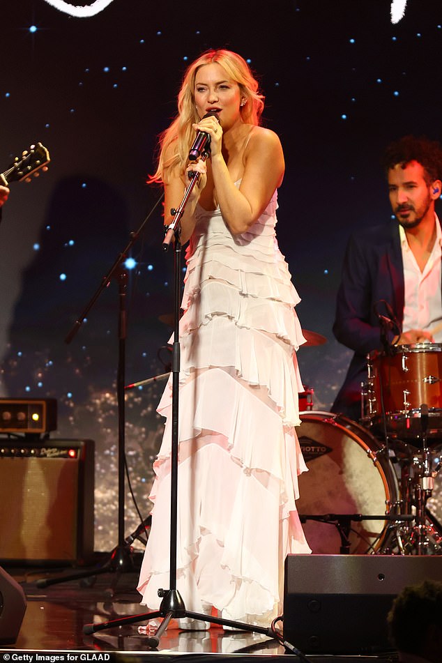 Радиостанция показала мировую премьеру ее трека, который она дразнила на своей странице в Instagram во вторник вечером (на фото, март 2014 г.).