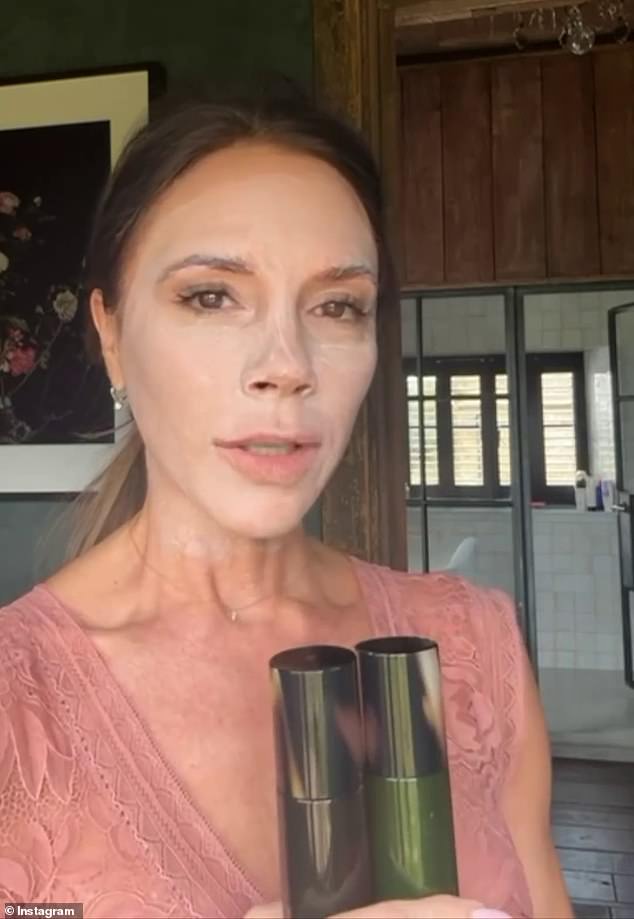 Виктория сказала, что с годами ее распорядок дня стал «проще», и рассказала о четырех продуктах из своего ассортимента, которыми она пользуется, включая очищающий дуэт (на фото) по цене 100 фунтов стерлингов.