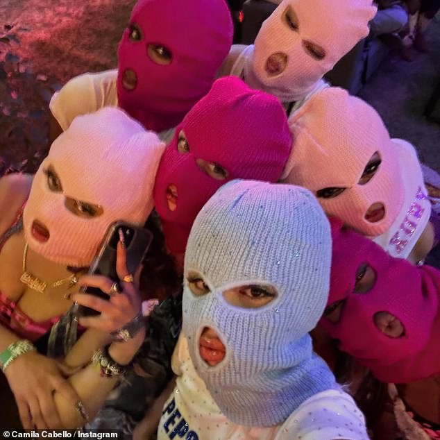 На другом снимке, включенном в публикацию, Камила в светло-голубой маске позирует с другими людьми в таких же вещах.