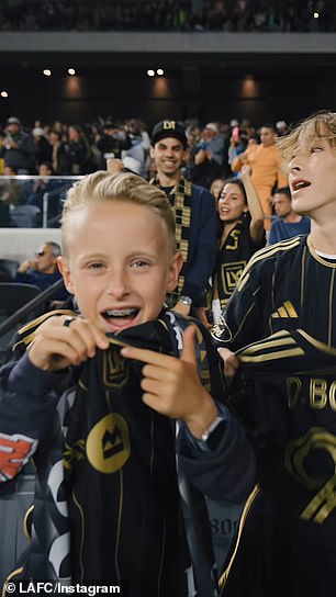 Семья смотрела игру футбольного клуба Лос-Анджелеса против New York Red Bulls на стадионе BMO в Лос-Анджелесе.