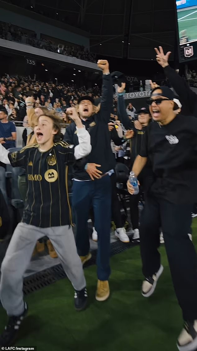 LAFC собрал на свой стадион в районе Экспозиционного парка Лос-Анджелеса ряд известных звезд, причем Уилсон был последним из присутствующих.