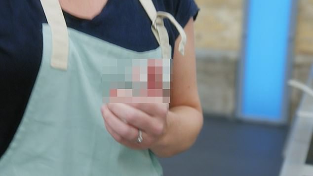 Всего через несколько минут после начала шоу 42-летняя повар-веганка Шарлотта случайно отрезала себе кончик пальца во время приготовления еды.