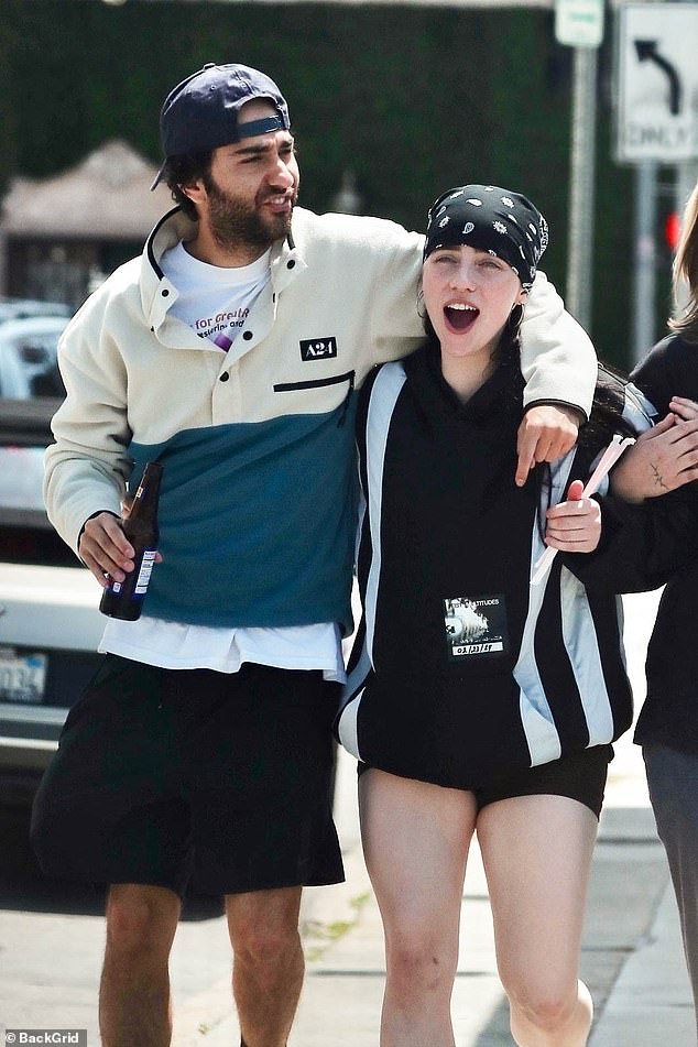 Билли была изображена на фотографиях из недавнего поста Алекса на фестивале Coachella.
