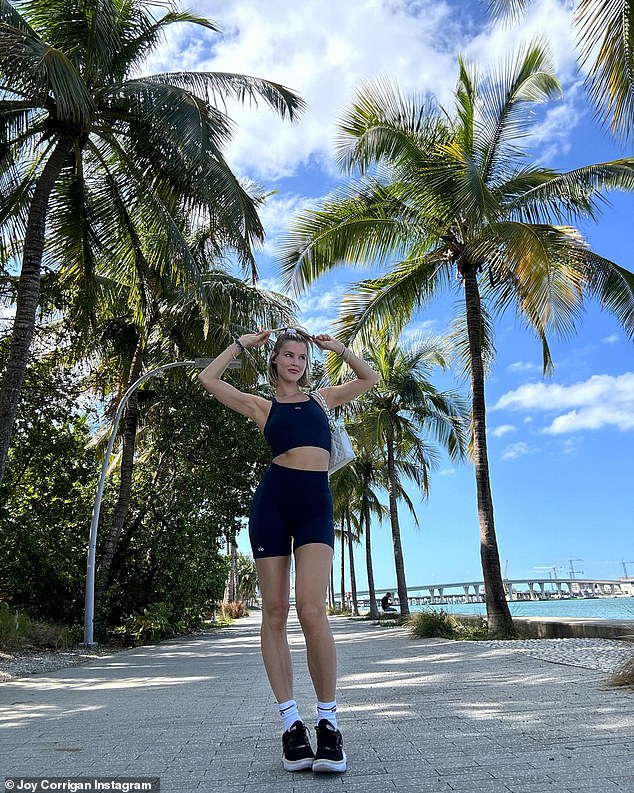 На снимках, опубликованных в ее Instagram, модель Sports Illustrated демонстрирует стройную фигуру.