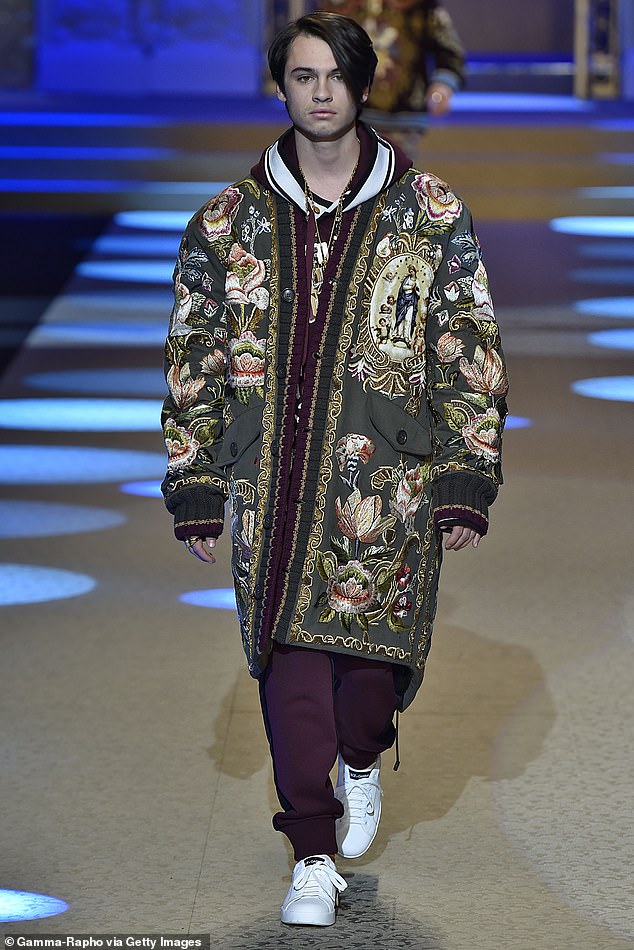 Дилан шел по подиуму на показе Dolce & Gabbana во время Недели мужской моды в Милане осень/зима 2018/2019.