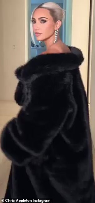 Она соблазнительно взглянула в камеру в своих Insta Stories.