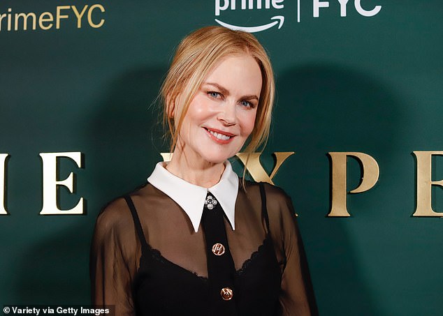 Выйдя на NYA West, голливудский ветеран, недавно получившая премию AFI за выдающиеся достижения, выглядела классической красавицей в прозрачной рубашке на пуговицах с воротником.