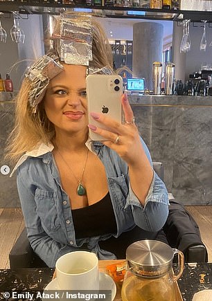 Комик наслаждалась горячим напитком, пока стригла и красила свои длинные светлые локоны. Она написала: «Почувствуй себя сегодня немного больше, как я!»