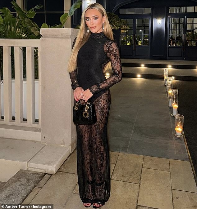 Примечательно отсутствие на финальном мероприятии TOWIE бывшей девушки Дэна Эмбер Тернер, которая вернулась в Дубай.