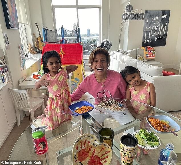 Хода Котб на фото в своей квартире на верхнем Манхэттене с дочерьми Хоуп и Хейли.