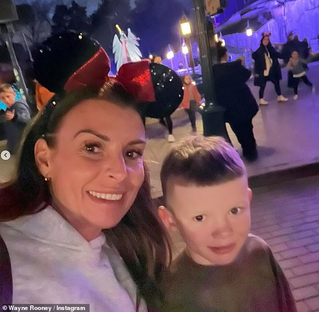 Уэйн также поделился другими фотографиями звезды, сделанными в Disney World, где она позировала со своими маленькими сыновьями (на фото с сыном Китом).