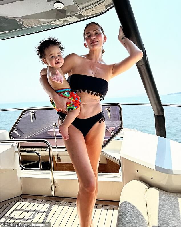 Крисси Тейген зашла в Instagram, чтобы продемонстрировать свое готовое к лету тело во время семейной поездки в Таиланд в пятницу.