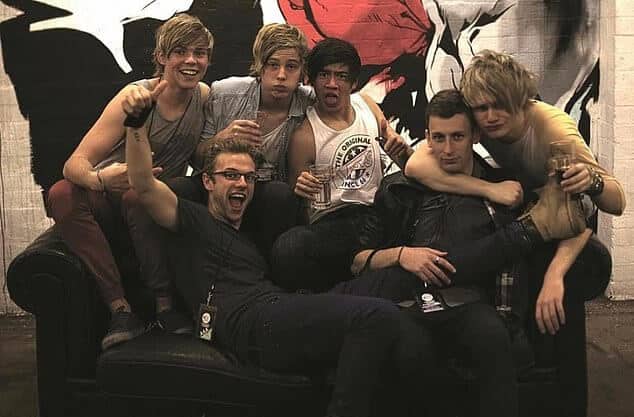 Человек, стоящий за группой: австралийский бойз-бэнд 5 Seconds Of Summer знает, что своей славой они обязаны Адаму Уилкинсону (на фото второй справа) после случайной встречи в 2011 году.