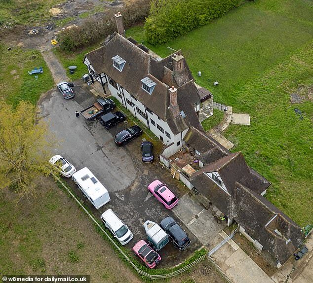 Особняк Кэти Прайс «Mucky Mansion» все еще окружен ее огромной коллекцией автомобилей, всего через несколько дней после того, как она не смогла присутствовать на судебном заседании в пятницу, потому что решила поехать в отпуск со своим парнем Джей Джей Слейтером.