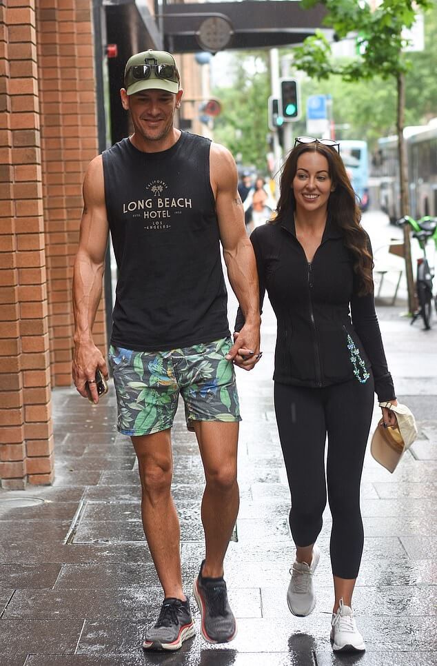 Джоно Маккалоу и Элли Дикс из Married At First Sight были замечены влюбленными возле своего отеля в центральном деловом районе Сиднея всего за несколько часов до того, как они вместе посетили воссоединение.
