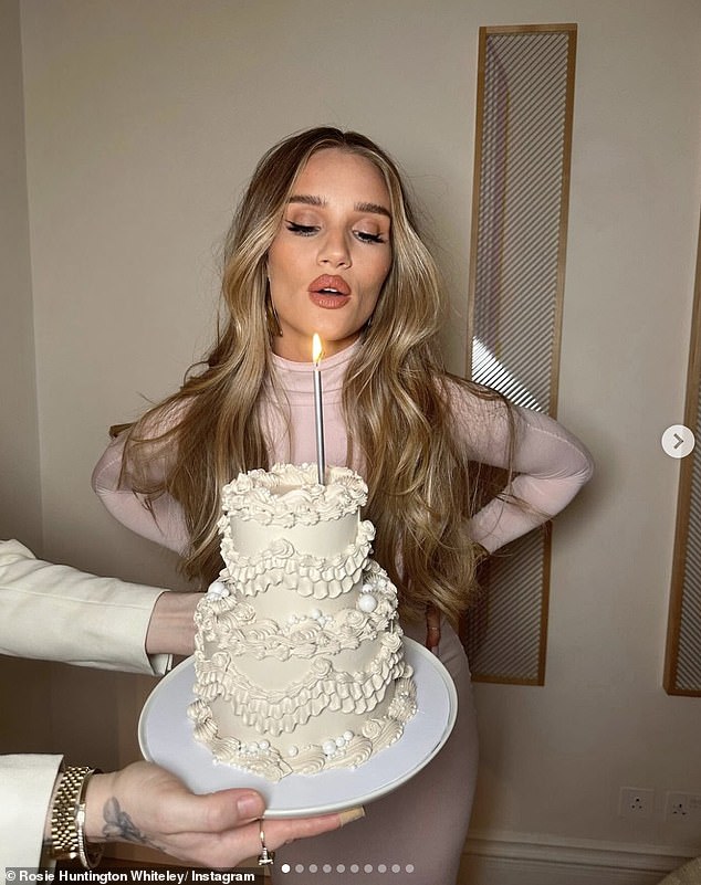 Выпускница Victoria's Secret выглядела неземной в обтягивающем розовом платье миди с водолазкой и длинными рукавами, что еще больше подчеркивало ее невероятно подтянутое и стройное телосложение.