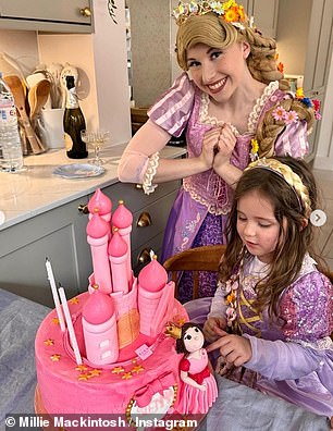 Делясь снимками дня, малышей развлекала сама Спящая Красавица из Little Dreamers Entertainment.