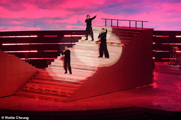 Шоу Take That показало впечатляющие декорации и пиротехнику.