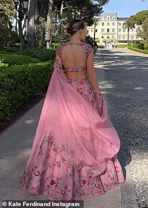 Бывшая звезда TOWIE накинула на руки розовую полупрозрачную накидку и уложила длинные светлые локоны в аккуратный пучок.