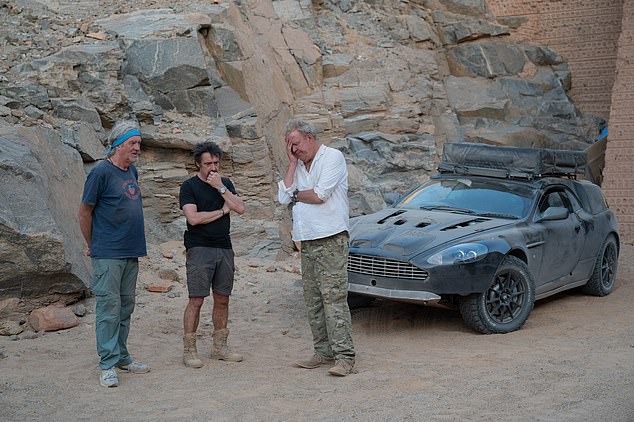 Еще в 2006 году ведущий The Grand Tour, которому сейчас 54 года, разбил драгстер Vampire, автомобиль с реактивным двигателем, способный развивать скорость до 370 миль в час.  (на снимке с близкими друзьями и соведущими The Grand Tour Джеймсом Мэем и Джереми Кларксоном)