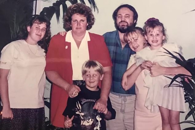 44-летняя австралийская актриса призналась в понедельник, что в ее отце была «изворотливость», которая существенно повлияла на нее как на личность.  (На фото: Ребел [left] со своим отцом [third from right] и семья в 90-х)