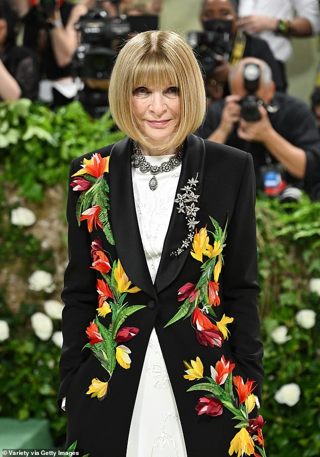 Это произошло после того, как главный редактор Vogue Анна Винтур возобновила слухи о том, что Свифт будет присутствовать на выставке после того, как она, как сообщается, сказала Дженне Хагер: «Надеюсь, она придет и получит удовольствие от выставки».