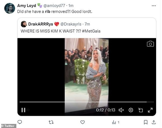 Другие поддержали теорию удаления ребер, заявив: «Ей удалили ребро?»  Боже мой!