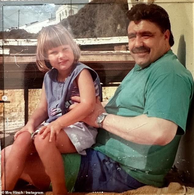 Софи поделилась детской фотографией себя и своего отца.