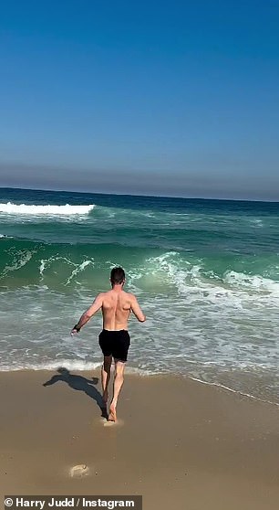 Затем он побежал в море, чтобы остыть.