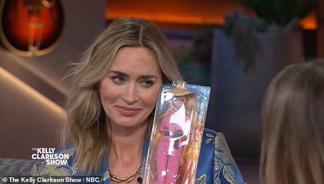 «Мы видели, что у Райана есть собственная фигурка из «Падшего парня», а у вас нет, поэтому мы подарили вам одну фигурку», — объяснила Келли звезде.