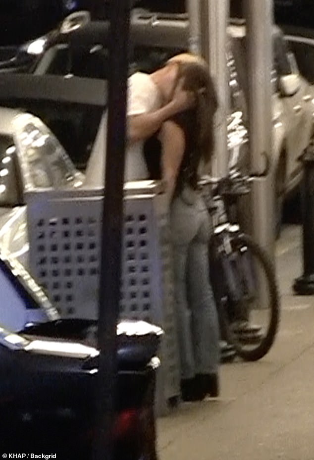 Позже было замечено, как они уютно устроились возле заведения после того, как покинули его.