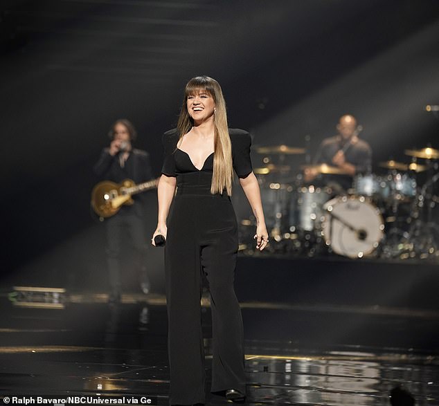Певица сияла, выходя на сцену Radio City Music Hall в Нью-Йорке в понедельник.