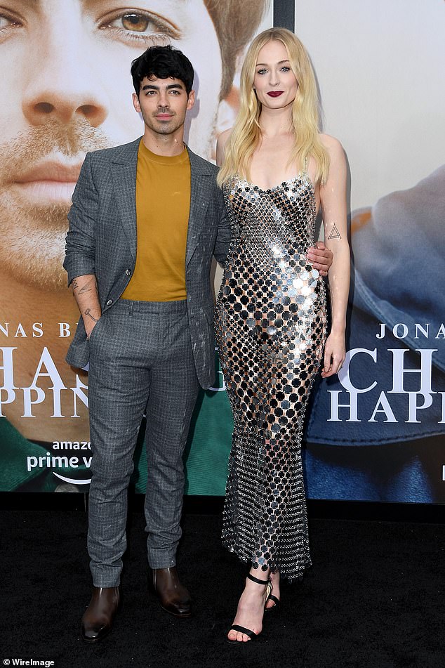 28-летняя актриса «Игры престолов» и 34-летняя участница Jonas Brothers объявили о своем шоковом расставании в сентябре 2023 года;  их видели в Лос-Анджелесе в июне 2019 года.