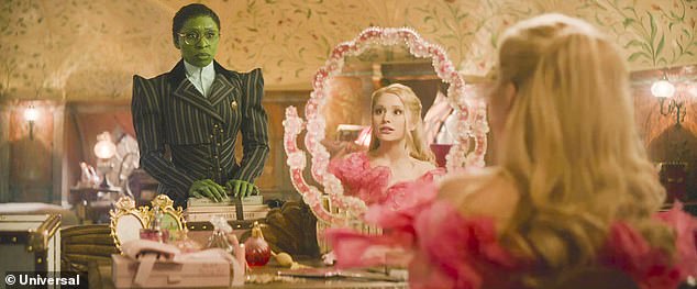 В трейлере представлены фрагменты классических песен Popular и Defying Gravity.