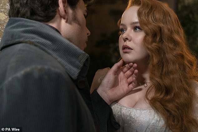 37-летняя актриса займет центральное место в третьем сериале, который расскажет о ее бурно развивающемся романе с Колином (Люк Ньютон), пока они превращаются из друзей в любовников.