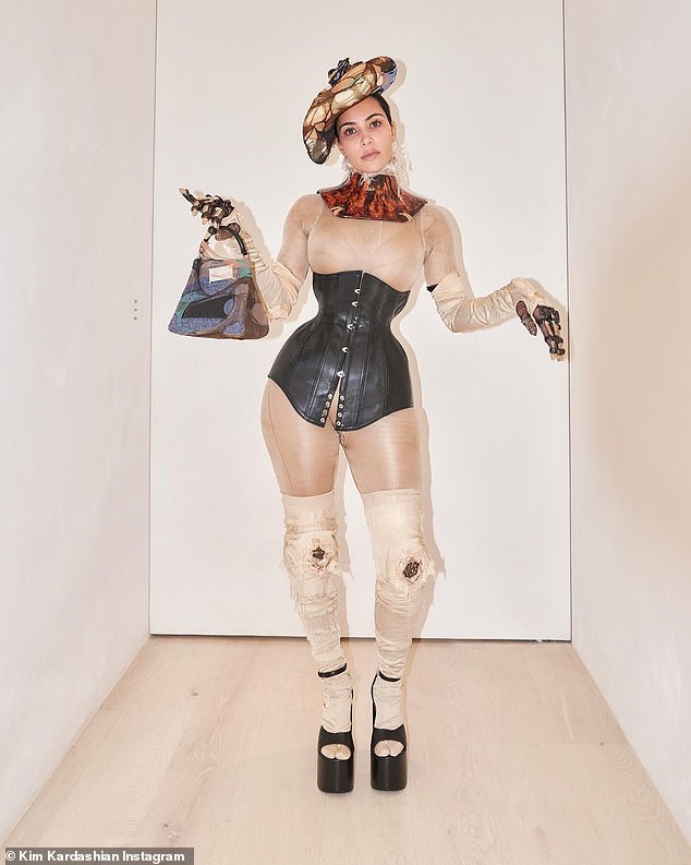 Через день после Met Gala Ким подтянула талию еще одним корсетом для своей страницы в Instagram.