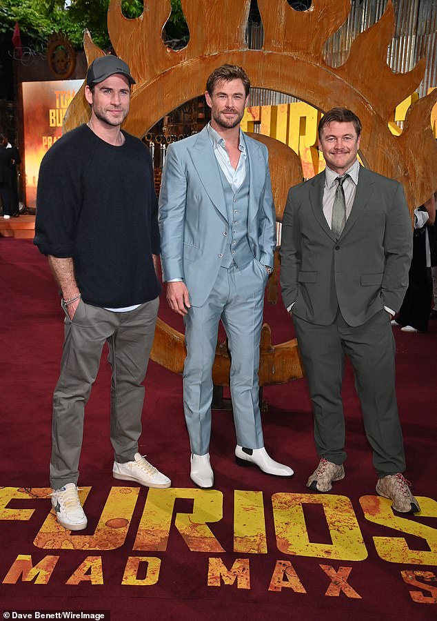 Семья Хемсвортов присутствовала на показе, состоявшемся в BFI IMAX Waterloo, где 34-летний Лиам (в центре) и старший брат Люк, 43 года (справа), пришли на красную дорожку.