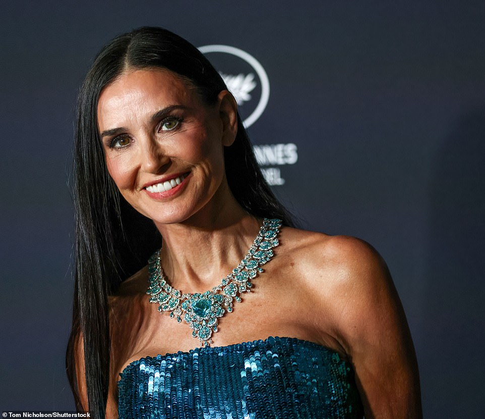 Свой сверкающий образ она дополнила драгоценностями Chopard в виде эффектного колье с турмалином параиба весом 70,40 карата и бриллиантами весом 43,38 карата в 18-каратном белом золоте.