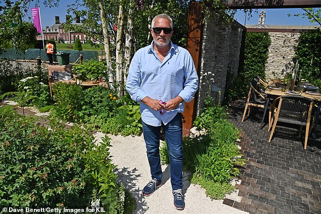 Мэри наверняка столкнулась со своим бывшим коллегой по фильму «Bake Off» Полом Голливудом, который выглядел великолепно в синей рубашке.