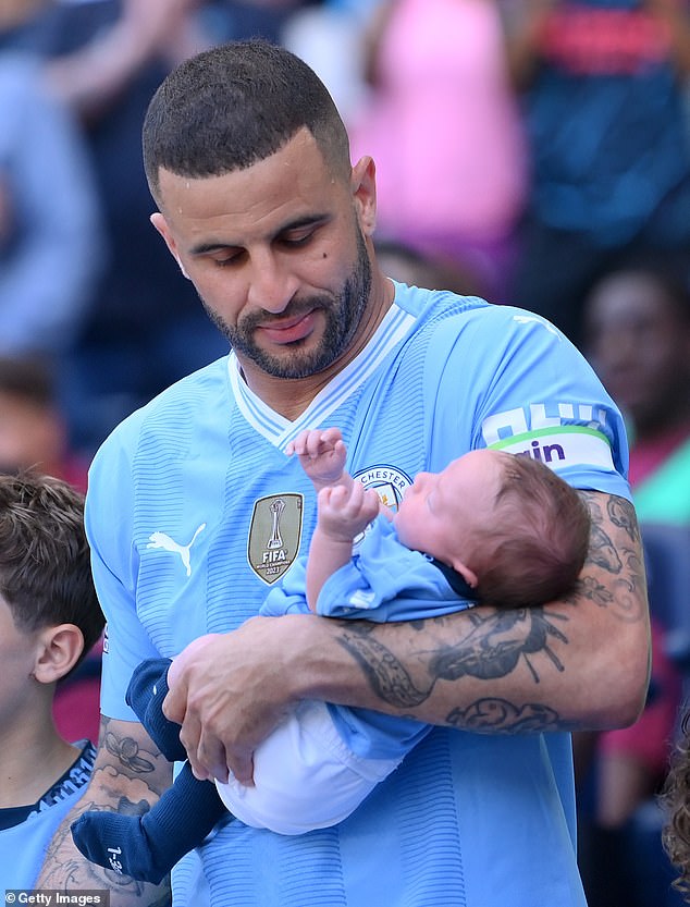 Мальчик был с ног до головы одет в форму «Манчестер Сити» в честь своего отца.