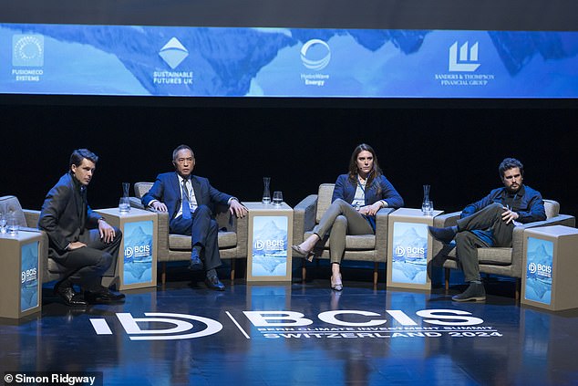 «Во втором сезоне «Индустрия» достигла новых высот, закрепив свой статус модного хита благодаря захватывающему повествованию, многослойным персонажам, головокружительному темпу и острым наблюдениям за современной динамикой на рабочем месте.