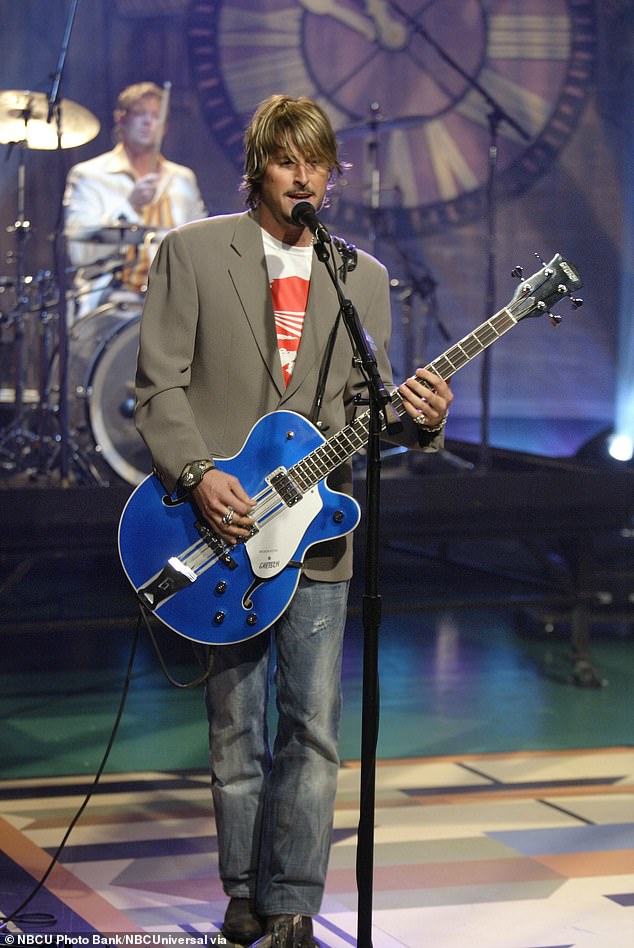 Колин выступает с Train на The Tonight Show с Джеем Лено в 2003 году.