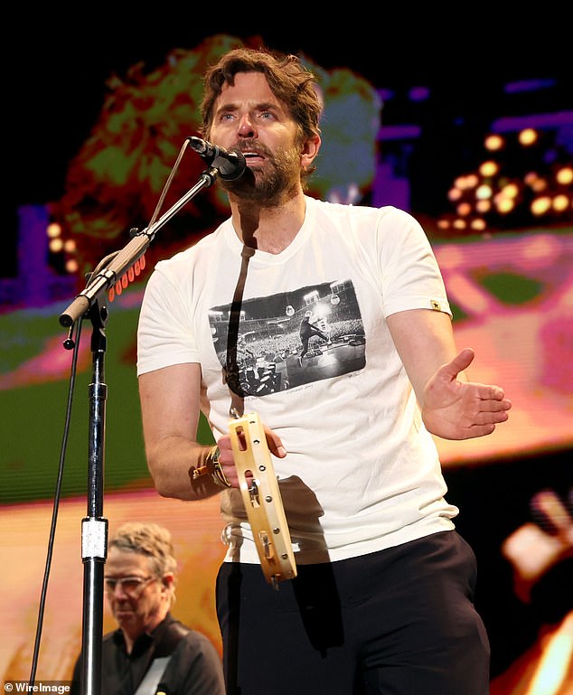 В конце выступления Pearl Jam Купер снова присоединился к группе, переодевшись в футболку с рисунком и продемонстрировав свой ритм с помощью бубна.