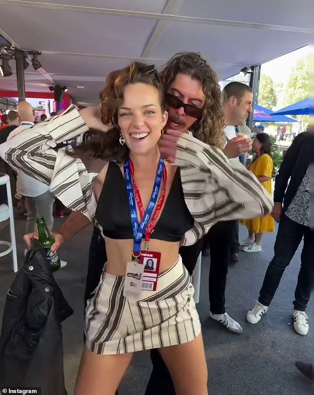 В своем подкасте «It’s A Lot» Эбби, у которой роман с фронтменом Peking Duk Адамом Хайдом, считает, что в наши дни перспектива установления серьезных отношений невелика.