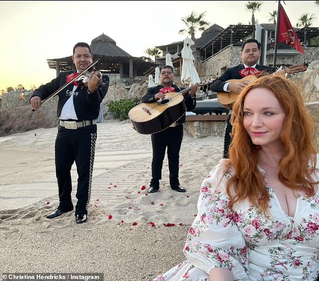 Молодожены остановились в пятизвездочном отеле Esperanza, Auberge Resort в Кабо-Сан-Лукас с собственным пляжем, где они наслаждались ужином на закате в сопровождении группы мариачи.