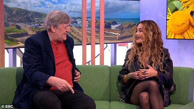 Это произошло после того, как Рита появилась на шоу BBC The One Show в четверг вместе со Стивеном Фраем, 66 лет, который использовал свое время, чтобы расспросить Риту о том, что на самом деле представляет собой Met Gala.